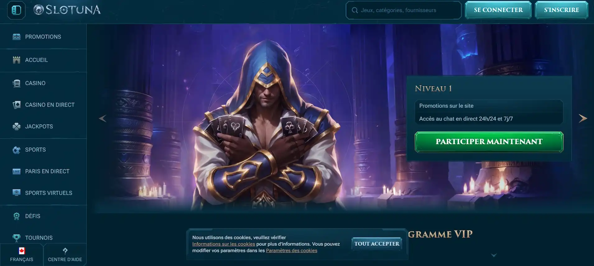 Bannière promotionnelle Slotuna mettant en scène un personnage encapuchonné tenant des cartes à jouer, avec une mention du niveau VIP 1 et un bouton d'appel à l'action pour participer.